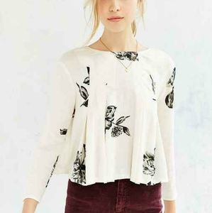 🌞 Urban Outfitters | White Floral Cropped Ruffle Top
